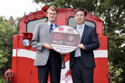 英方代表Michael Reilly與林務局長林華慶於「DL-34柴油機關車」前合影